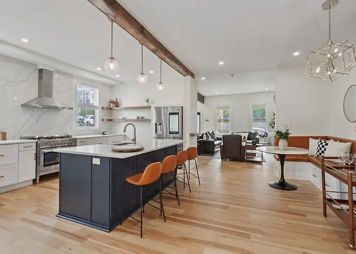 Holiday home 3br Stylish Retreat, Minutes From Downtown Pittsburgh, Free 3-car Parking