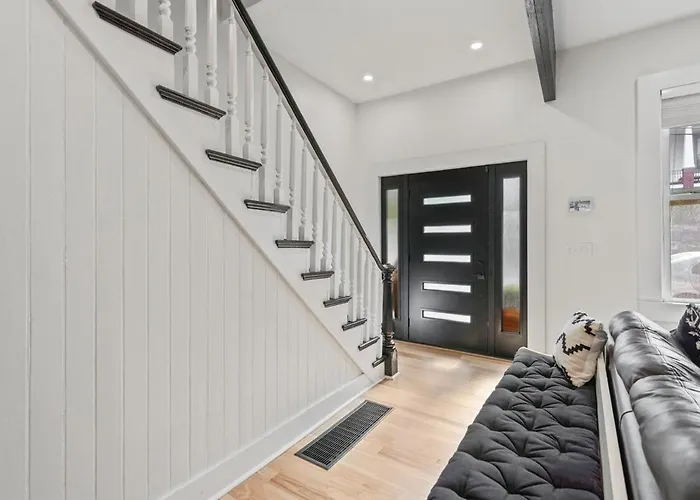 3br Stylish Retreat, Minutes From Downtown Pittsburgh, Free 3-car Parking