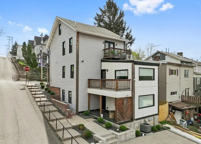3br Stylish Retreat, Minutes From Downtown Pittsburgh, Free 3-car Parking