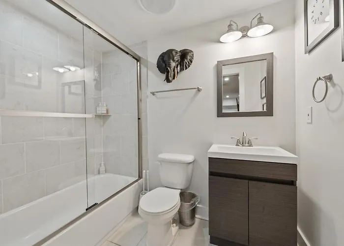 Holiday home 3br Stylish Retreat, Minutes From Downtown Pittsburgh, Free 3-car Parking