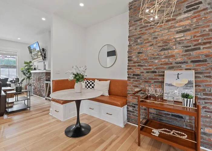3br Stylish Retreat, Minutes From Downtown Pittsburgh, Free 3-car Parking