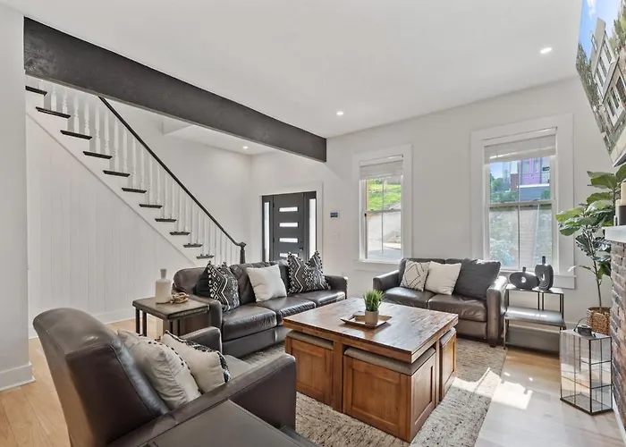 Holiday home 3br Stylish Retreat, Minutes From Downtown Pittsburgh, Free 3-car Parking *