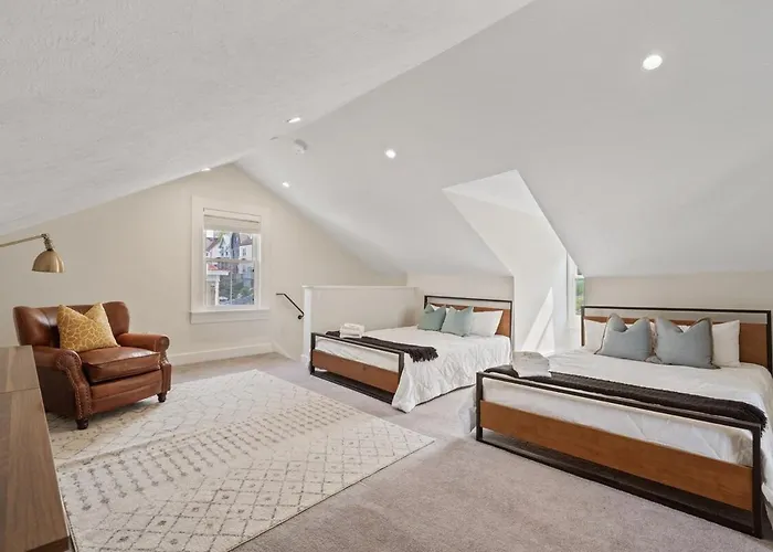Holiday home 3br Stylish Retreat, Minutes From Downtown Pittsburgh, Free 3-car Parking Pittsburgh