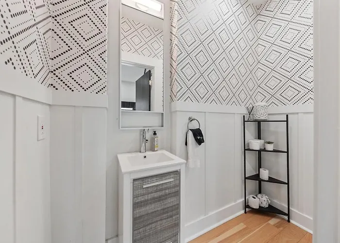 Holiday home 3br Stylish Retreat, Minutes From Downtown Pittsburgh, Free 3-car Parking