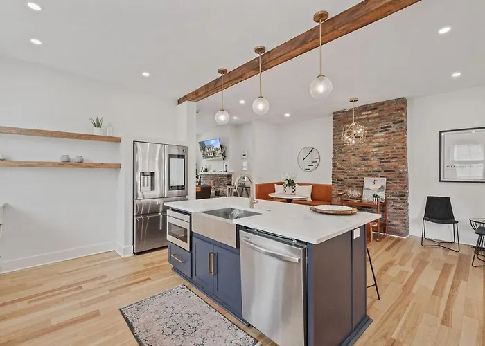 Holiday home 3br Stylish Retreat, Minutes From Downtown Pittsburgh, Free 3-car Parking *