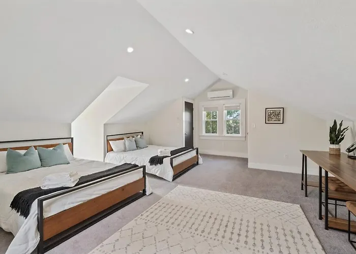 Holiday home 3br Stylish Retreat, Minutes From Downtown Pittsburgh, Free 3-car Parking Pittsburgh
