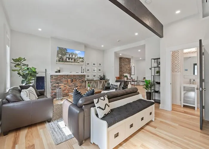 3br Stylish Retreat, Minutes From Downtown Pittsburgh, Free 3-car Parking *