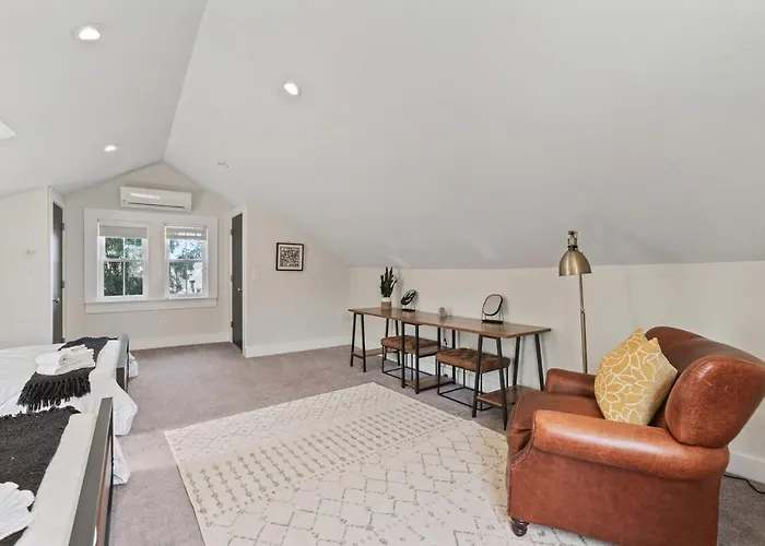 3br Stylish Retreat, Minutes From Downtown Pittsburgh, Free 3-car Parking Holiday home