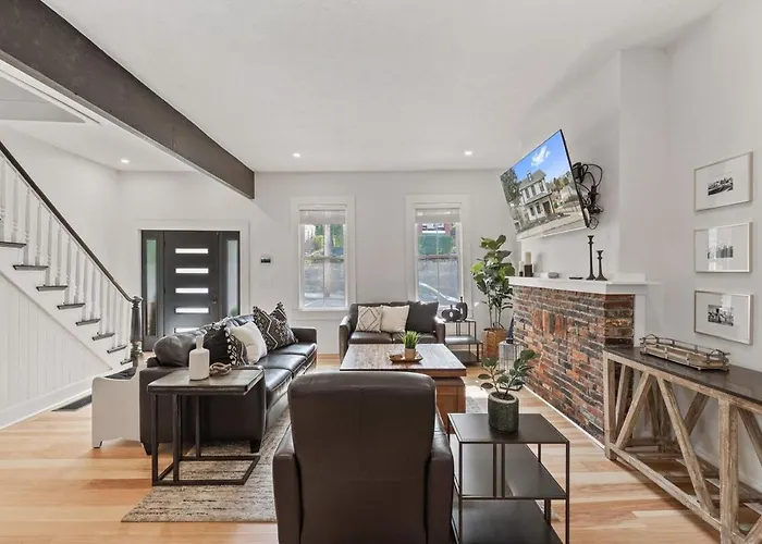 Holiday home 3br Stylish Retreat, Minutes From Downtown Pittsburgh, Free 3-car Parking