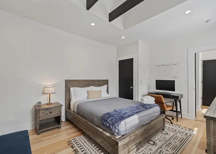 Holiday home 3br Stylish Retreat, Minutes From Downtown Pittsburgh, Free 3-car Parking Pittsburgh