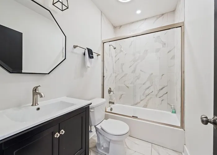 3br Stylish Retreat, Minutes From Downtown Pittsburgh, Free 3-car Parking *