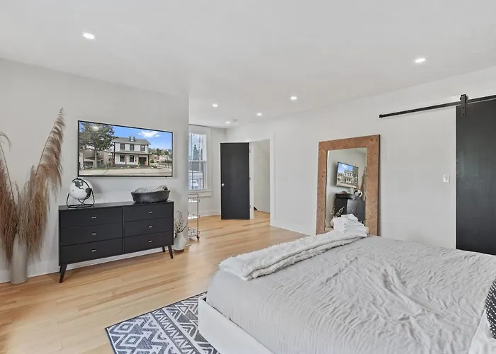 3br Stylish Retreat, Minutes From Downtown Pittsburgh, Free 3-car Parking * Pittsburgh