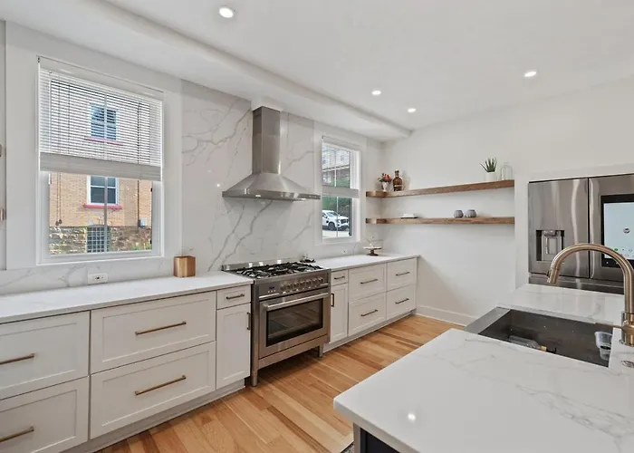 3br Stylish Retreat, Minutes From Downtown Pittsburgh, Free 3-car Parking