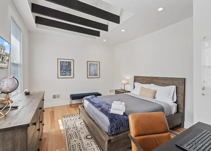 Holiday home 3br Stylish Retreat, Minutes From Downtown Pittsburgh, Free 3-car Parking