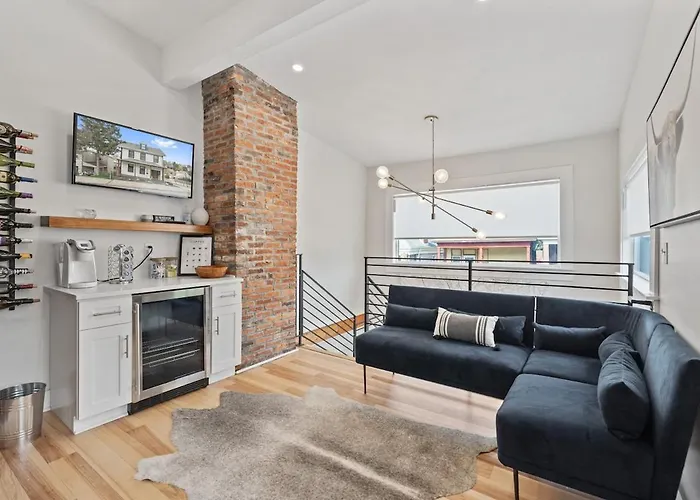 3br Stylish Retreat, Minutes From Downtown Pittsburgh, Free 3-car Parking *
