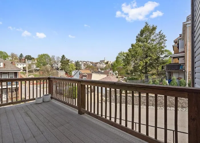 3br Stylish Retreat, Minutes From Downtown Pittsburgh, Free 3-car Parking